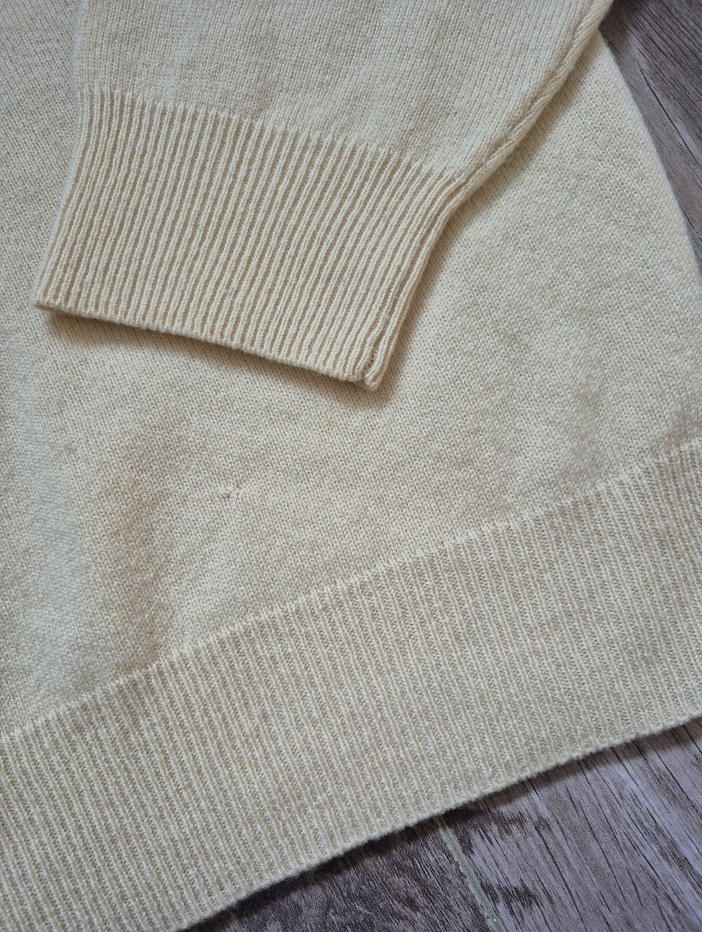 Oliver Perry Women's Quiet Luxury Old Money Yellow Cashmere VNeck Sweater Size L - Picture 3 of 4